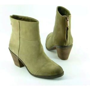 Saks Fifth Avenue Gray Collection Taupe Suede back-zip bootie, sz 8.5